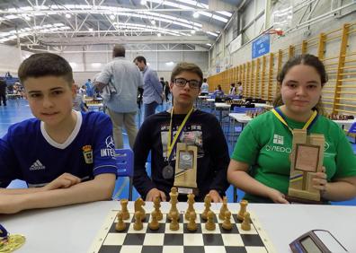 Imagen secundaria 1 - Diego Vergara, Patón y Paula, podio de la categoría | Vergara, campeón sub 16 de los Juegos Escolares asturianos. 
