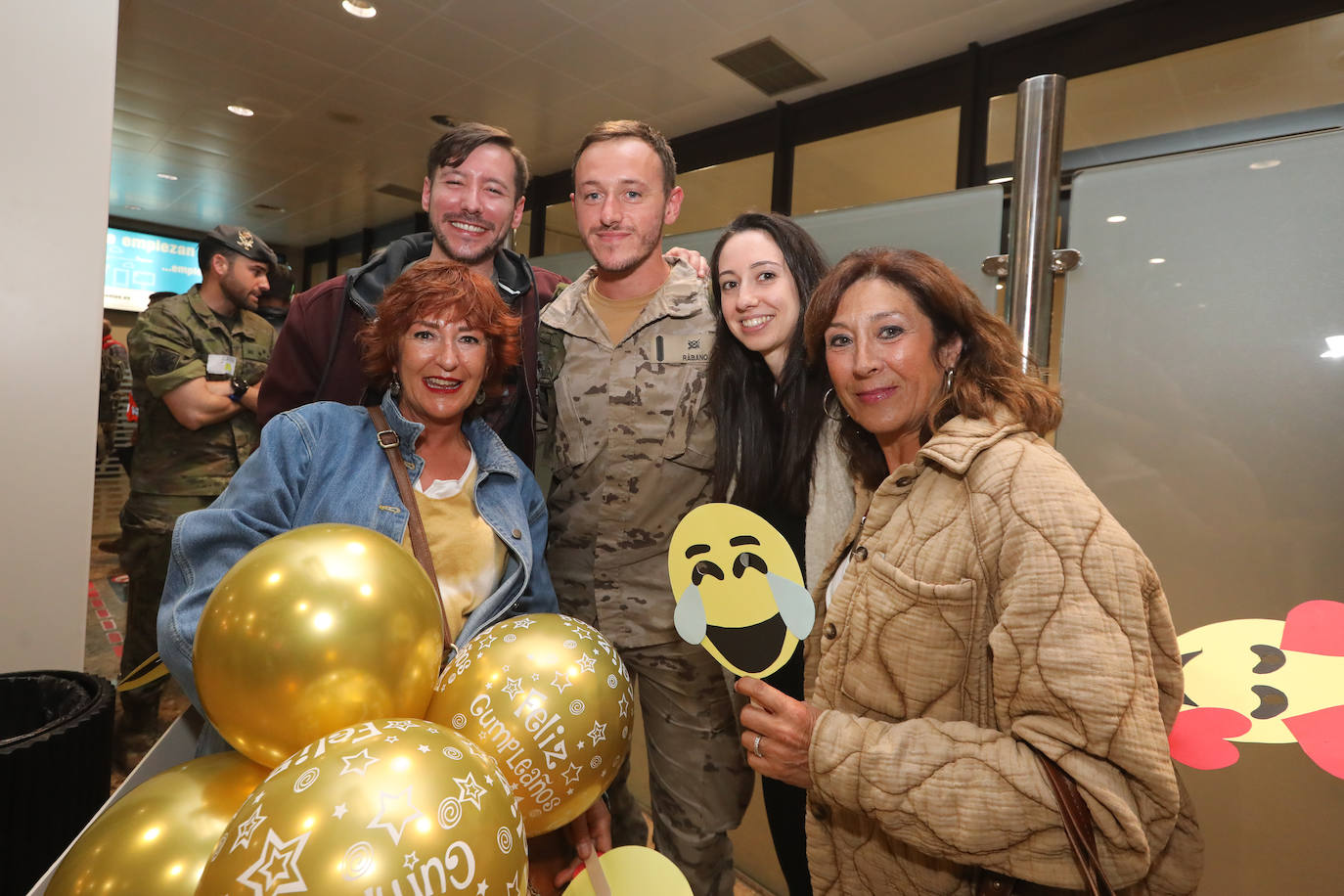 Este lunes, alrededor de las once de la noche, llegaba al Aeropuerto de Asturias el vuelo con los militares de la Brigada Galicia VII, con parte de personal del Regimiento de Infantería «Príncipe» nº 3, procedentes de Irak. A su llegada, familiares y amigos les esperaban impacientes después de varios meses. Son cien militares que habían viajado al país con la finalidad de instruir al ejército nacional para que sea capaz de combatir la yihad y asegurar la estabilidad nacional. 