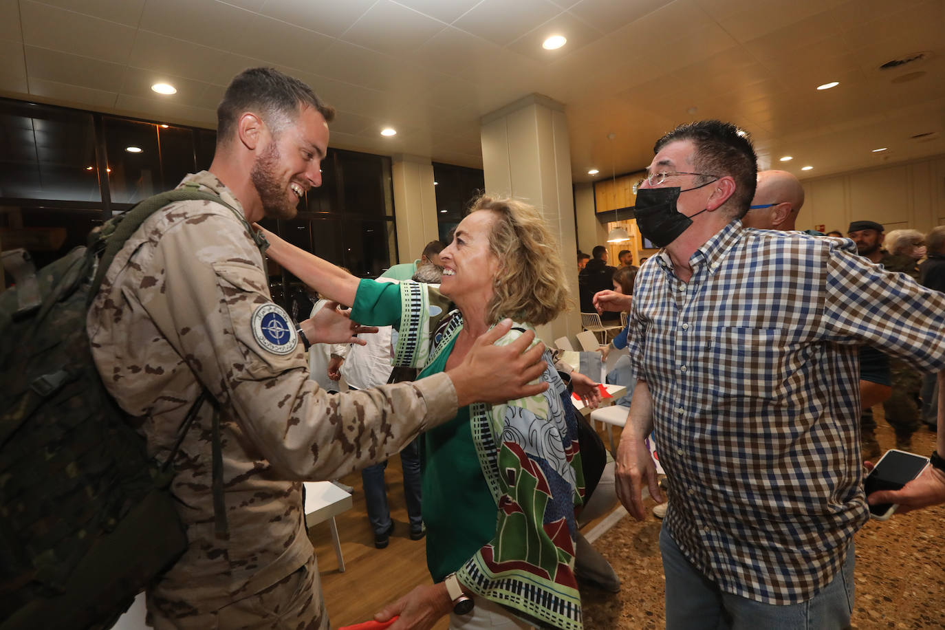 Este lunes, alrededor de las once de la noche, llegaba al Aeropuerto de Asturias el vuelo con los militares de la Brigada Galicia VII, con parte de personal del Regimiento de Infantería «Príncipe» nº 3, procedentes de Irak. A su llegada, familiares y amigos les esperaban impacientes después de varios meses. Son cien militares que habían viajado al país con la finalidad de instruir al ejército nacional para que sea capaz de combatir la yihad y asegurar la estabilidad nacional. 