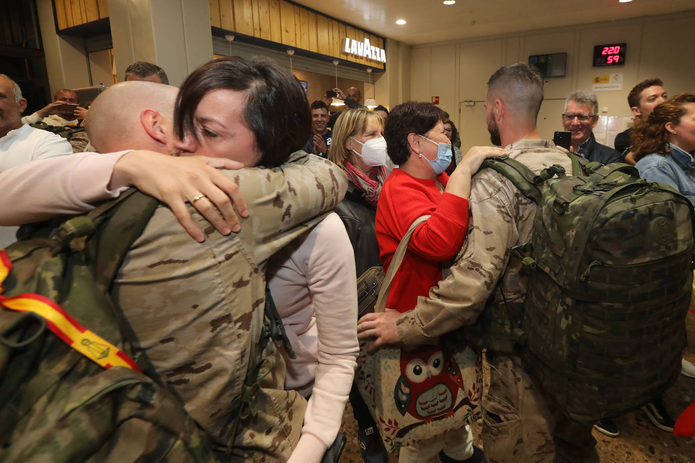 Este lunes, alrededor de las once de la noche, llegaba al Aeropuerto de Asturias el vuelo con los militares de la Brigada Galicia VII, con parte de personal del Regimiento de Infantería «Príncipe» nº 3, procedentes de Irak. A su llegada, familiares y amigos les esperaban impacientes después de varios meses. Son cien militares que habían viajado al país con la finalidad de instruir al ejército nacional para que sea capaz de combatir la yihad y asegurar la estabilidad nacional. 