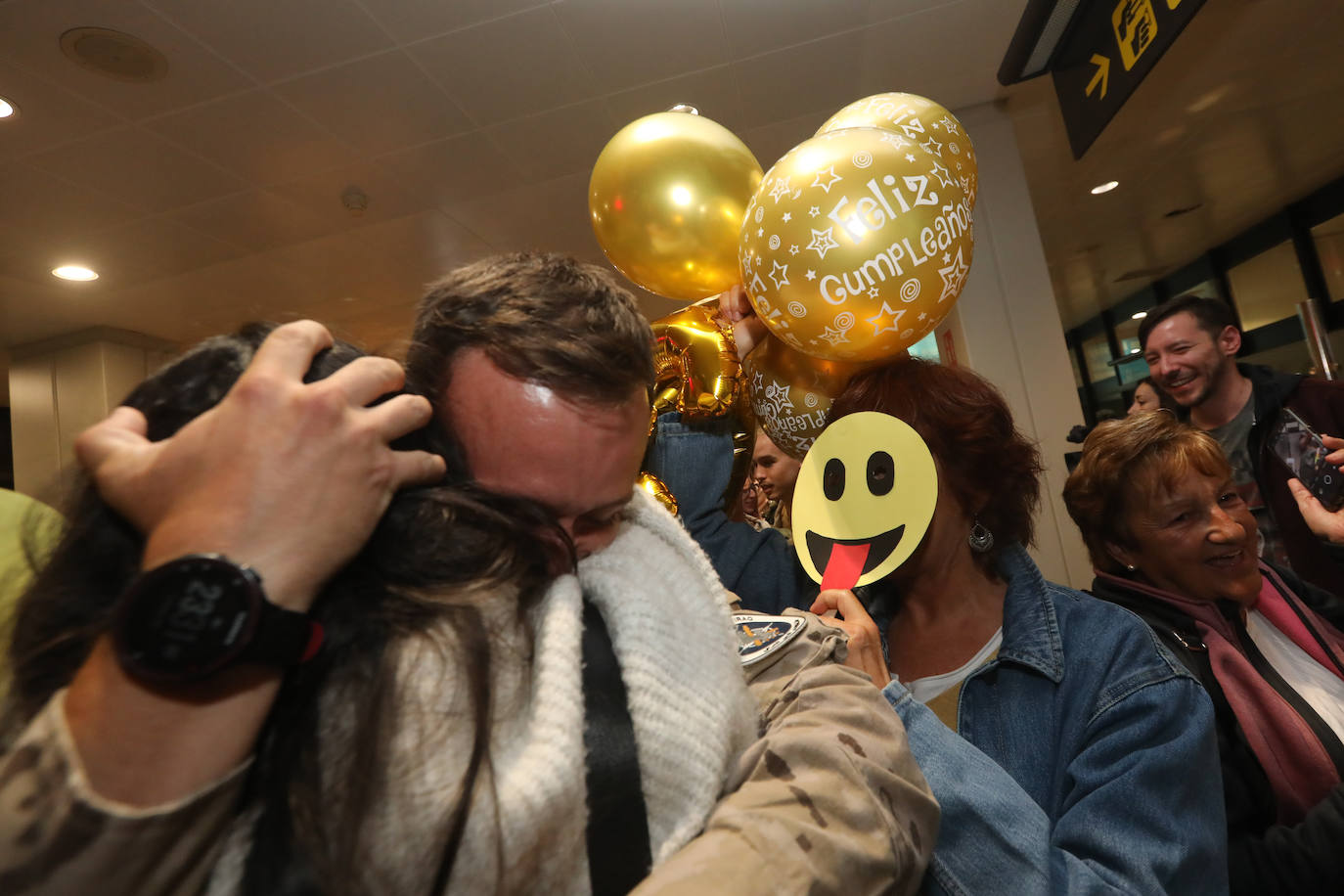 Este lunes, alrededor de las once de la noche, llegaba al Aeropuerto de Asturias el vuelo con los militares de la Brigada Galicia VII, con parte de personal del Regimiento de Infantería «Príncipe» nº 3, procedentes de Irak. A su llegada, familiares y amigos les esperaban impacientes después de varios meses. Son cien militares que habían viajado al país con la finalidad de instruir al ejército nacional para que sea capaz de combatir la yihad y asegurar la estabilidad nacional. 