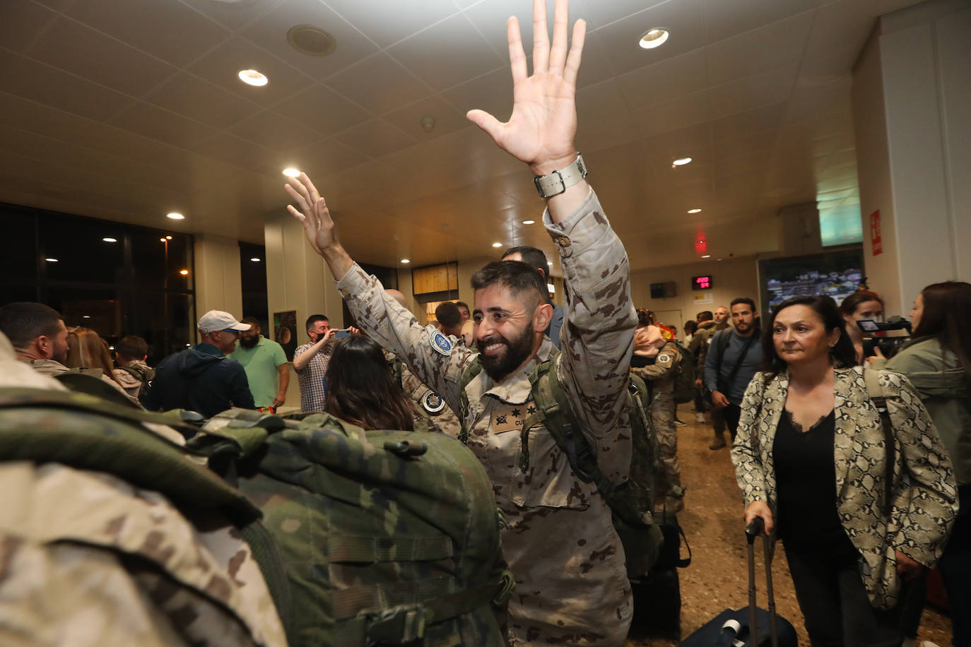 Este lunes, alrededor de las once de la noche, llegaba al Aeropuerto de Asturias el vuelo con los militares de la Brigada Galicia VII, con parte de personal del Regimiento de Infantería «Príncipe» nº 3, procedentes de Irak. A su llegada, familiares y amigos les esperaban impacientes después de varios meses. Son cien militares que habían viajado al país con la finalidad de instruir al ejército nacional para que sea capaz de combatir la yihad y asegurar la estabilidad nacional. 