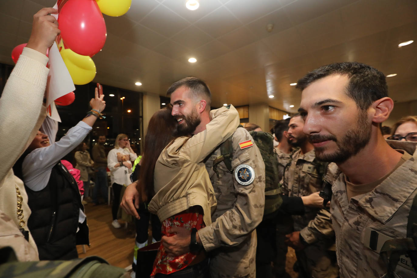 Este lunes, alrededor de las once de la noche, llegaba al Aeropuerto de Asturias el vuelo con los militares de la Brigada Galicia VII, con parte de personal del Regimiento de Infantería «Príncipe» nº 3, procedentes de Irak. A su llegada, familiares y amigos les esperaban impacientes después de varios meses. Son cien militares que habían viajado al país con la finalidad de instruir al ejército nacional para que sea capaz de combatir la yihad y asegurar la estabilidad nacional. 