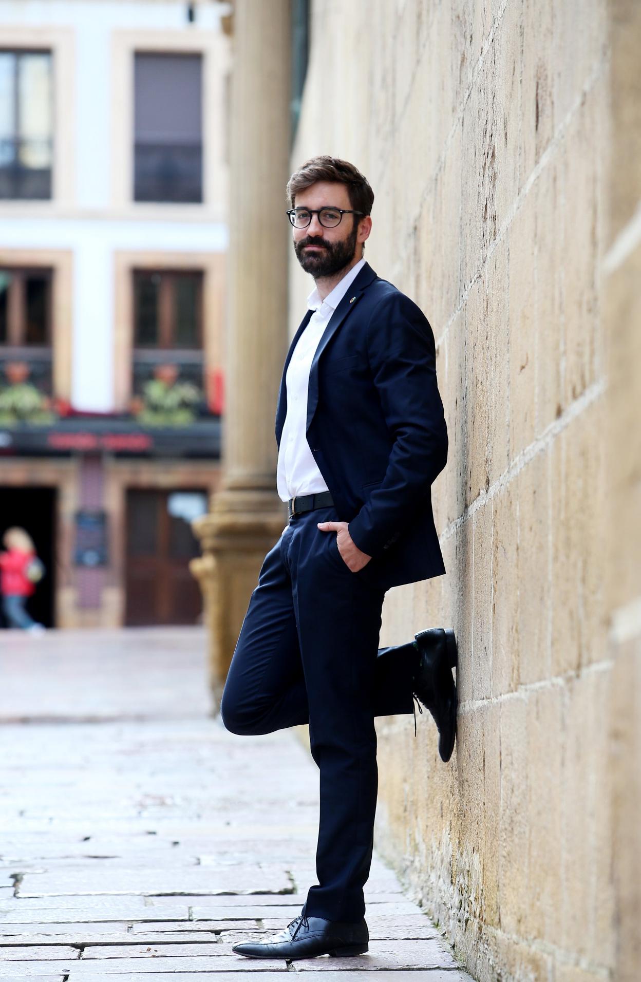 Joan Groizard posa junto al Edificio Histórico de la Universidad de Oviedo.