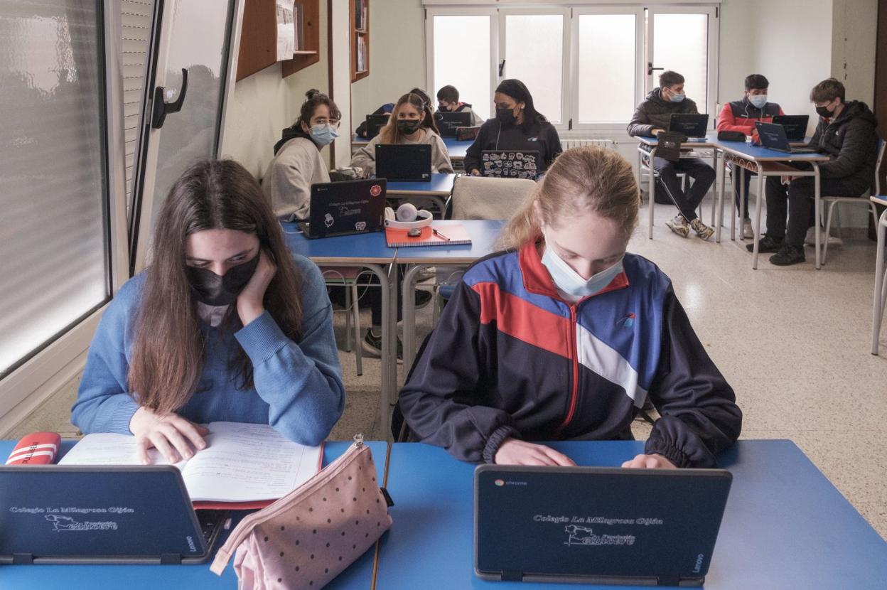 Alumnos de un centro gijonés usan los ordenadores en clase. 