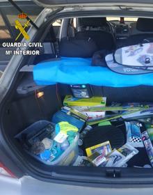 Imagen secundaria 2 - Pertenencias encontradas en el vehículo. 