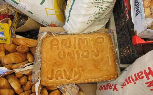 Regalo de una empanada con mensaje de ánimo para los mineros.