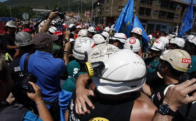 Mineros asturianos y leoneses se abrazan al encontrarse en La Robla.