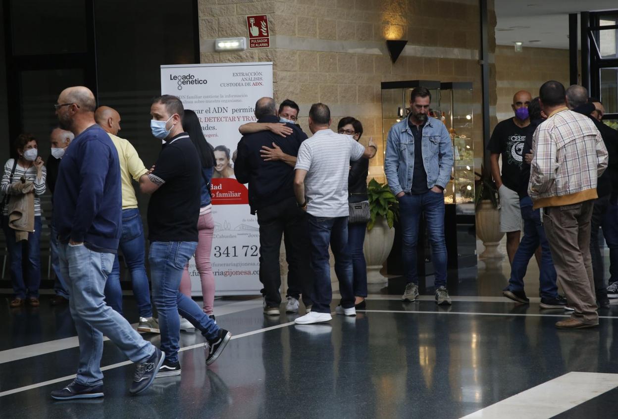 Amigos y familiares del operario fallecido, en el tanatorio de Gijón.