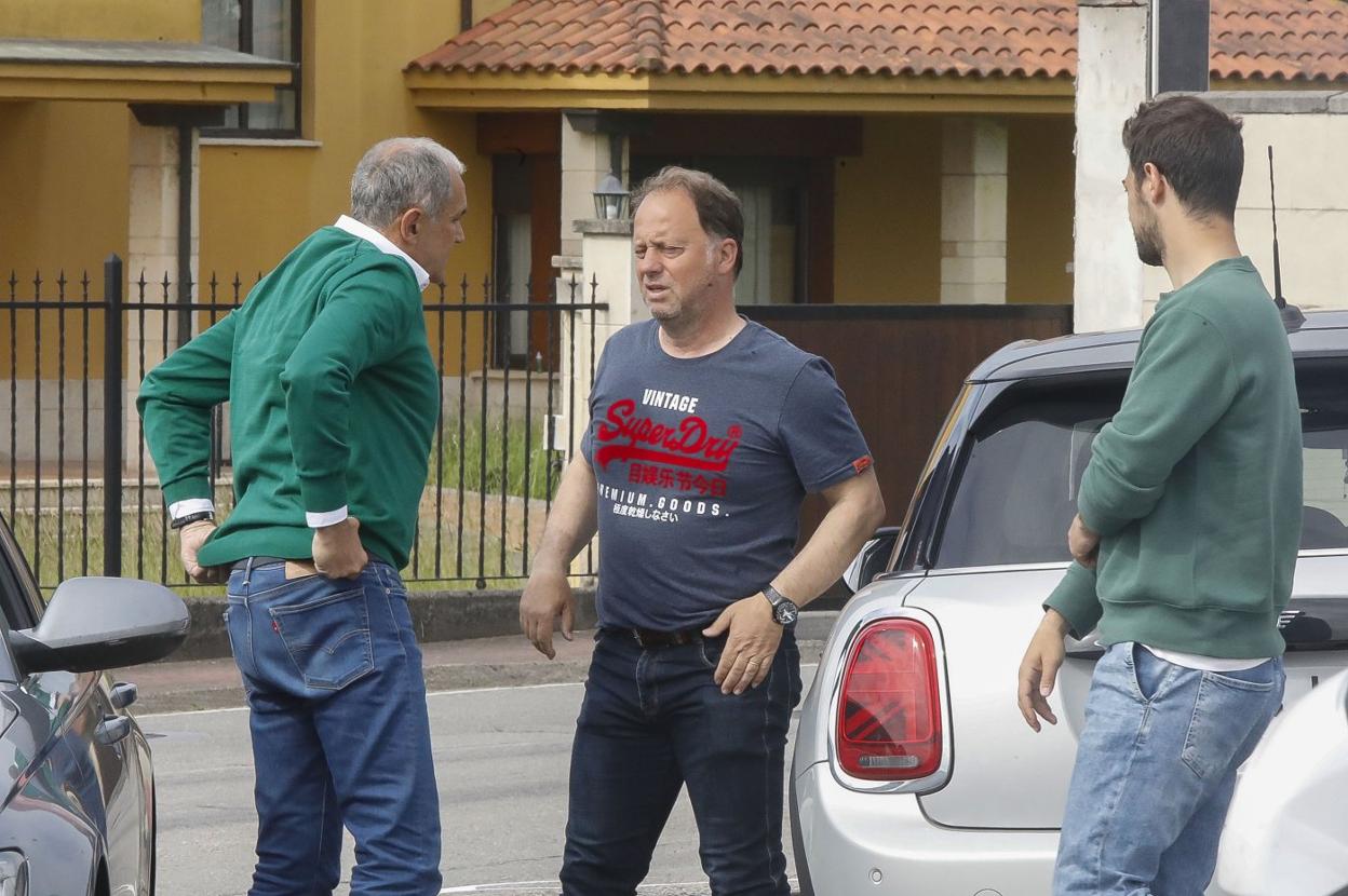 Eduardo Domínguez, junto a su hijo, con Joaquín. 