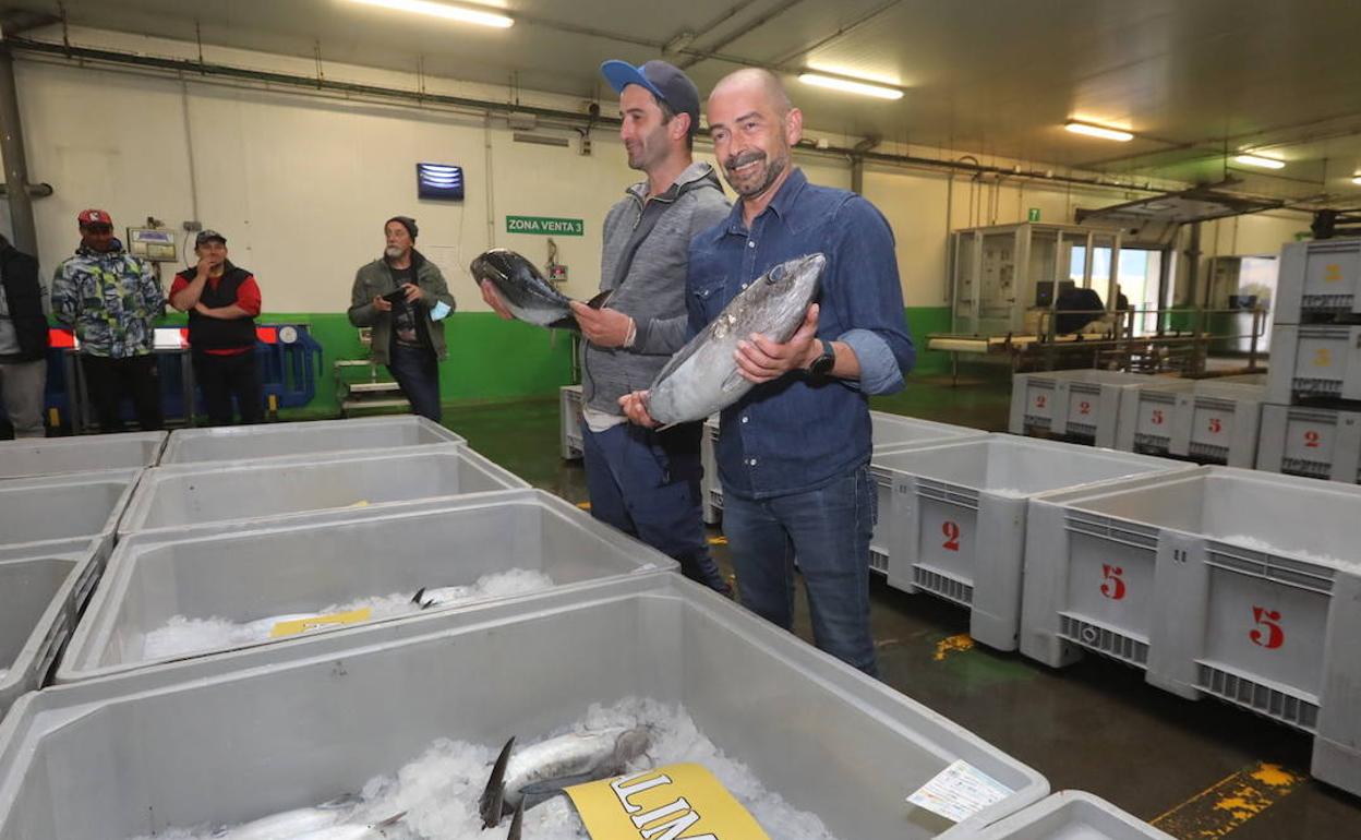 Julián González Larenzo, patrón del 'Siempre peco', la embarcación que trajo el bonito a puerto y Armando Prendes, responsable de pescaderías de Alimerka.