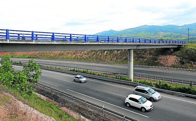 Varios coches circulan por la A-63 en San Claudio, en las inmediaciones del lugar donde está previsto el inicio de la Ronda Norte. 