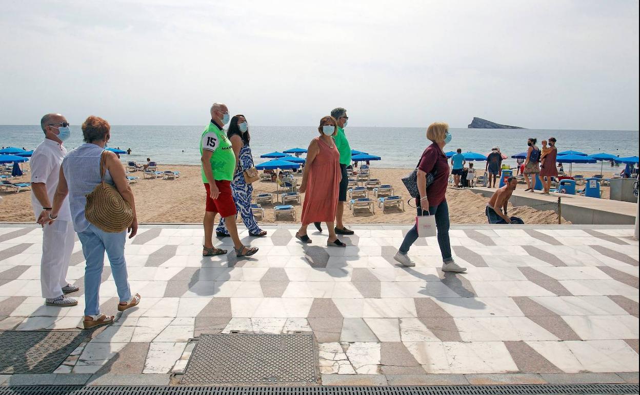 Un grupo de mayores disfruta de unas vacaciones en la playa.