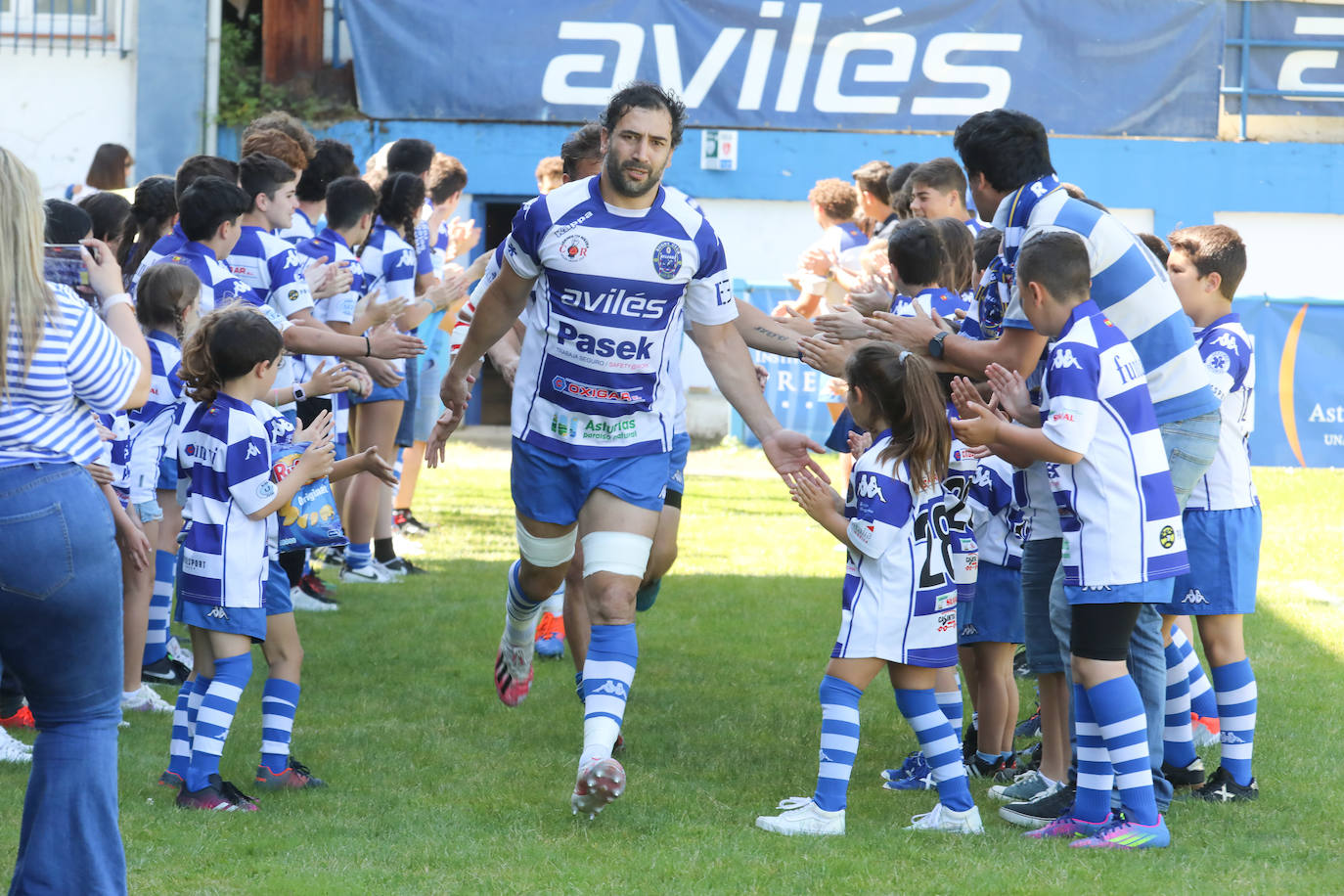 Pasillo al capitán Juan Aristemuño por los jugadores de la escuela el pasado domingo. 