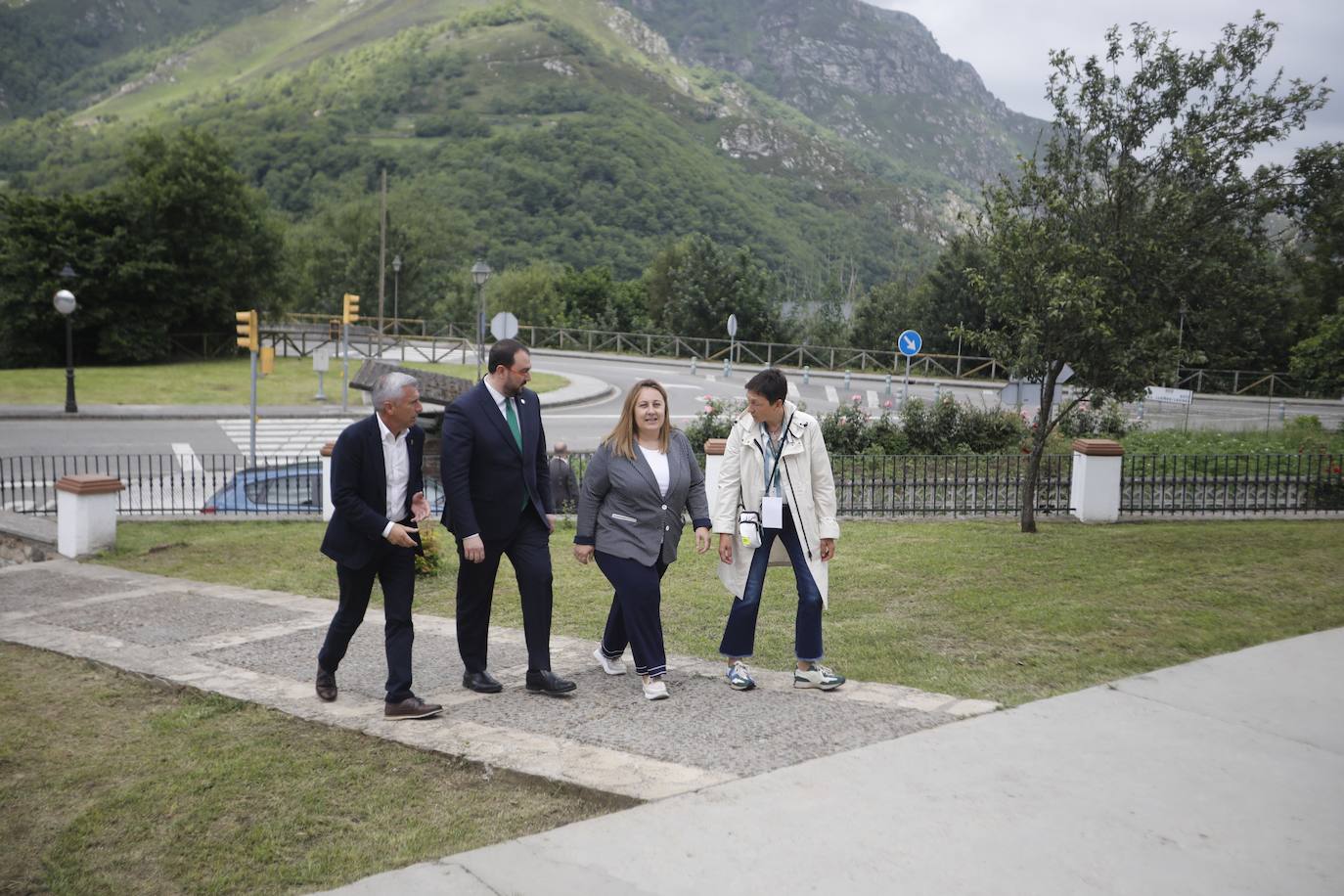 Fotos: Barbón visita Sobrescobio y los centros educativos de Rioseco