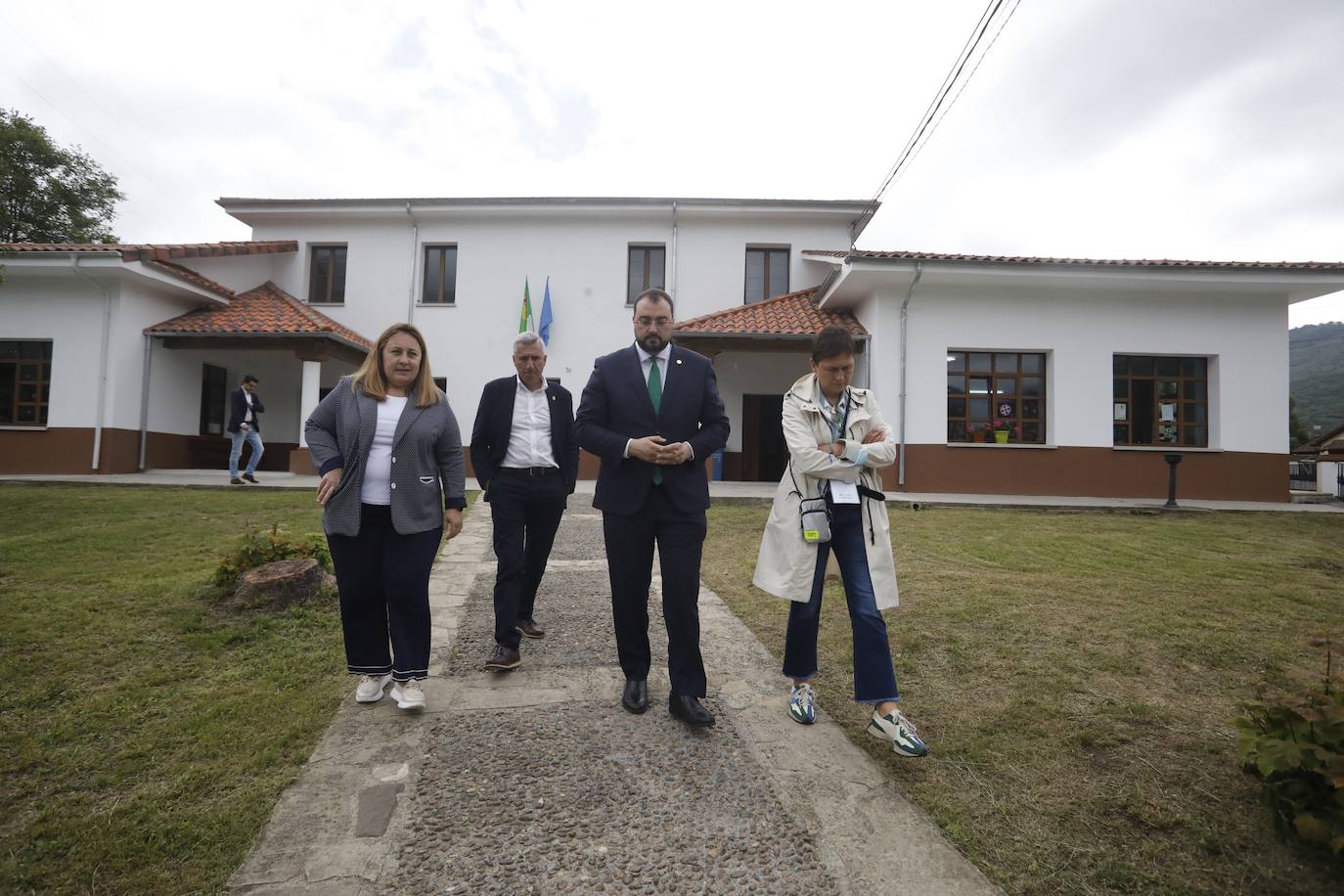 Fotos: Barbón visita Sobrescobio y los centros educativos de Rioseco