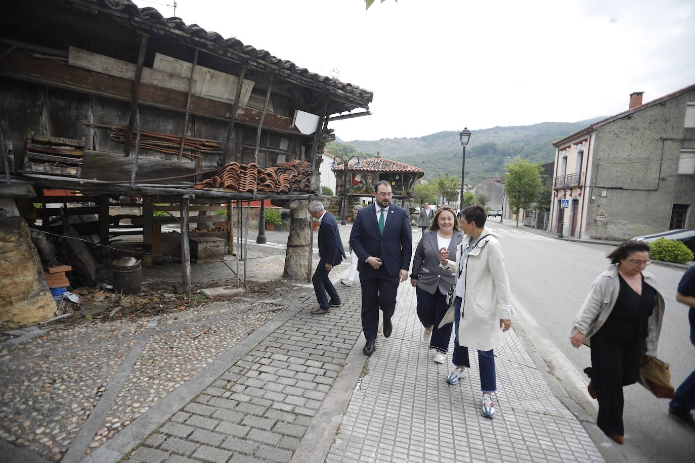 Fotos: Barbón visita Sobrescobio y los centros educativos de Rioseco