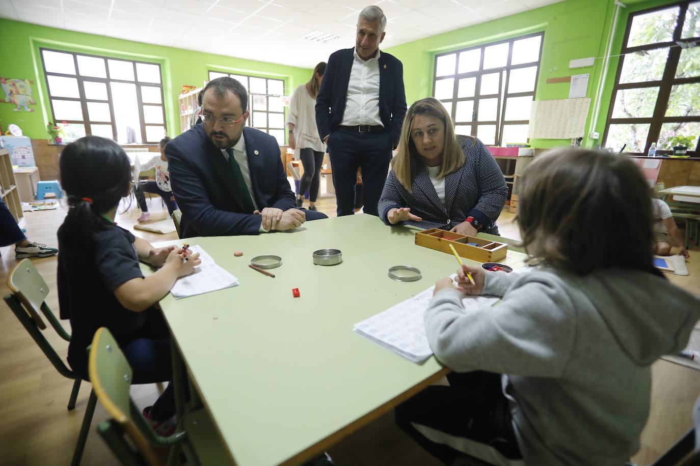 Fotos: Barbón visita Sobrescobio y los centros educativos de Rioseco