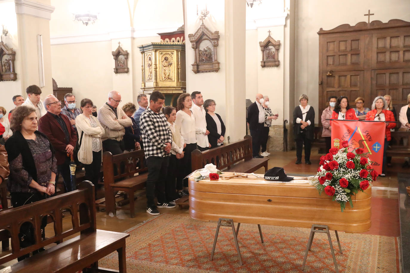 Fotos: Despedida a Jacques Sangrouber, presidente del club de esquí L&#039;esguilu de Nava