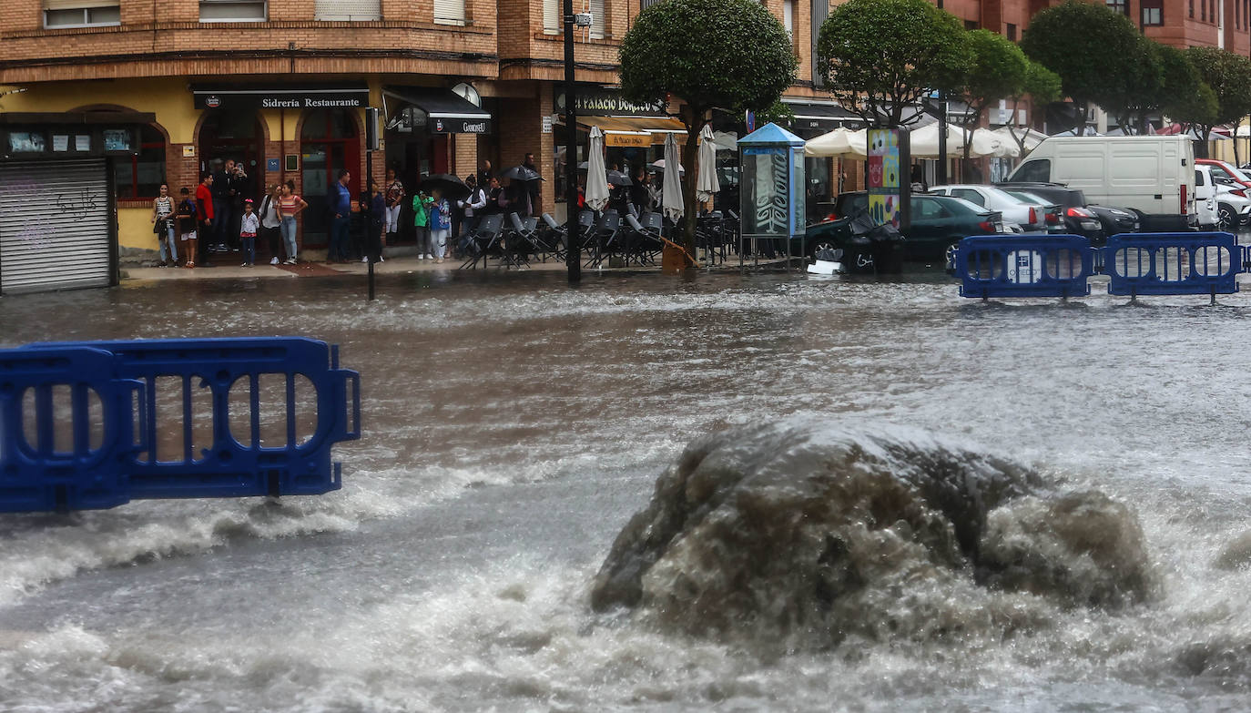 Fotos: Las tormentas inundan las calles de Oviedo