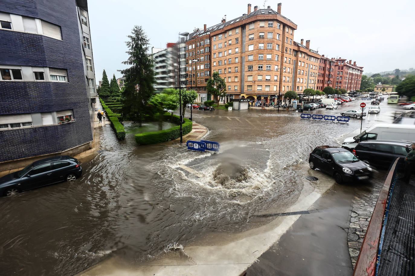 Fotos: Las tormentas inundan las calles de Oviedo