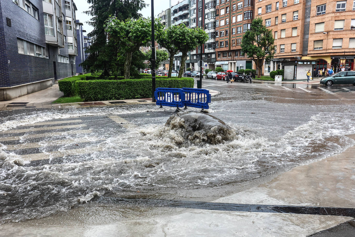 Fotos: Las tormentas inundan las calles de Oviedo