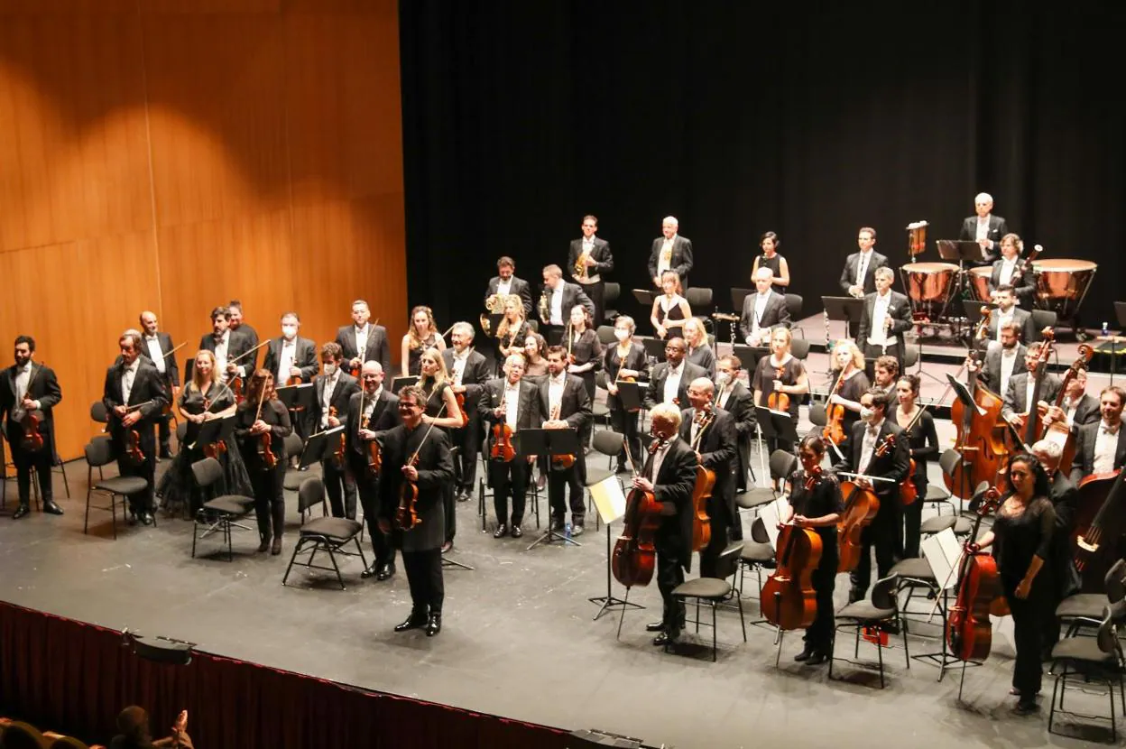 La Orquesta Sinfónica del Principado, anoche, sobre las tablas del Jovellanos. 