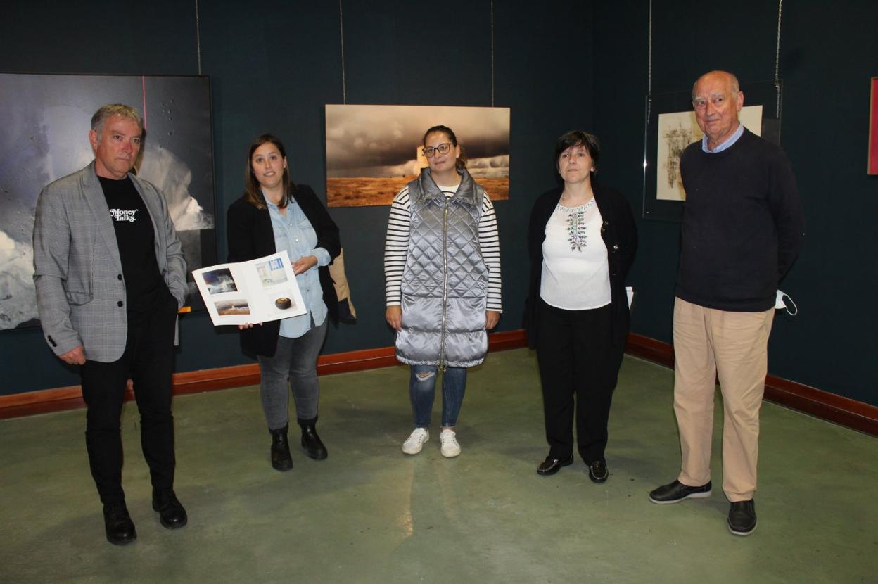 Víctor Cuervo, Alba Escandón, Mariana García, Eugenia Fernández y José Ramón García, en la muestra del certamen de Luarca. 