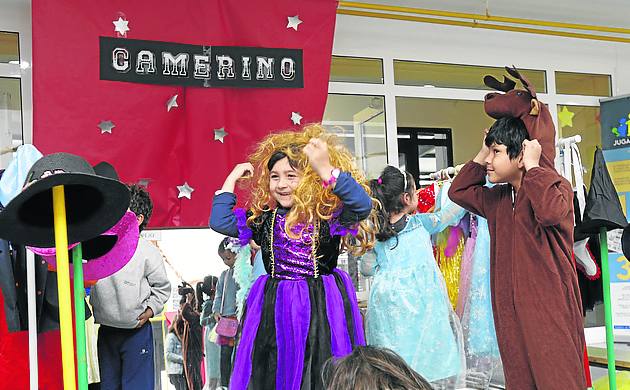 Imagen principal - Varios niños de Infantil, en el camerino; Julia Saiz toca el piano mientras sus compañeros cantan; y los alumnos practican inglés y competencias digitales. 