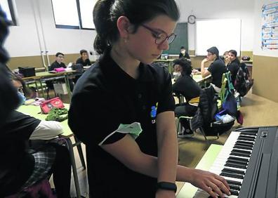 Imagen secundaria 1 - Varios niños de Infantil, en el camerino; Julia Saiz toca el piano mientras sus compañeros cantan; y los alumnos practican inglés y competencias digitales. 