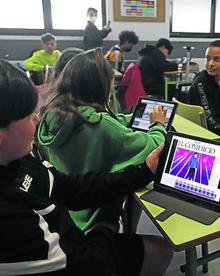Imagen secundaria 2 - Varios niños de Infantil, en el camerino; Julia Saiz toca el piano mientras sus compañeros cantan; y los alumnos practican inglés y competencias digitales. 
