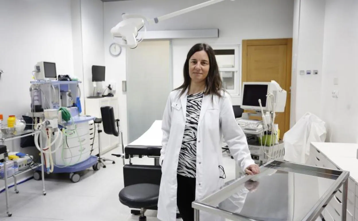 Cristina Iglesias, portavoz en Asturias de ACAI, en su clínica de Gijón. 