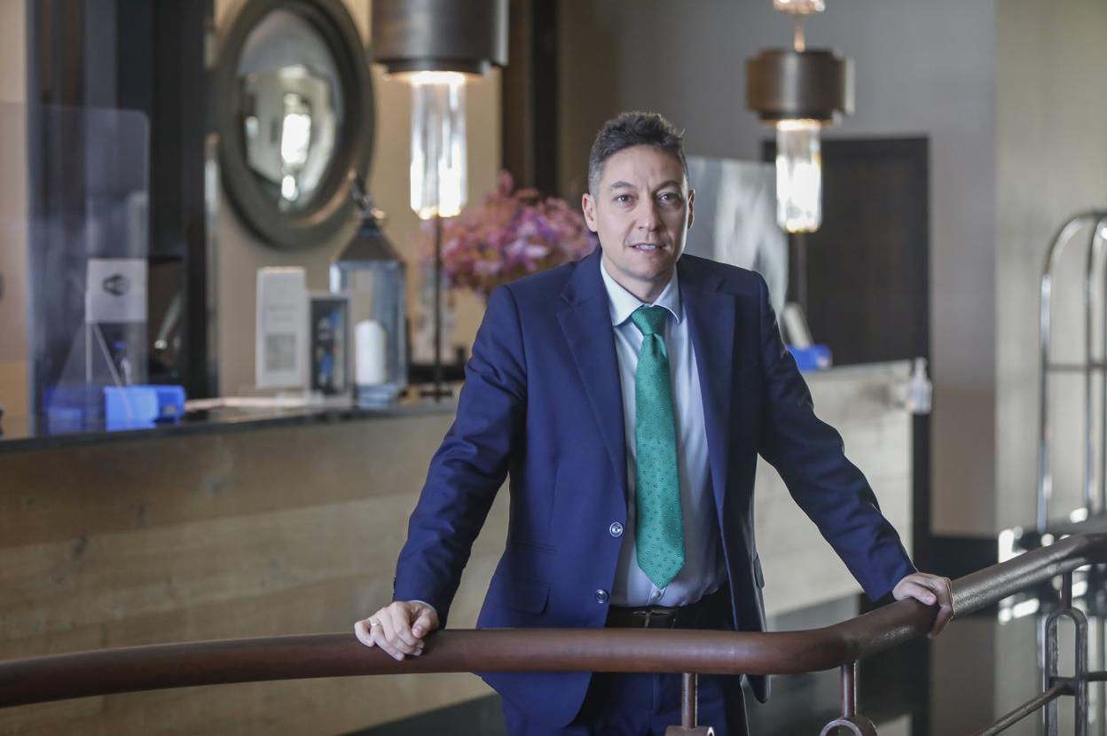 Daniel Rodríguez, en las instalaciones del hotel que dirige en Trasona. 