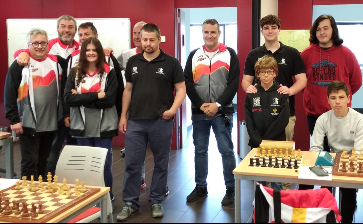 Los jugadores participantes antes de comenzar el duelo.