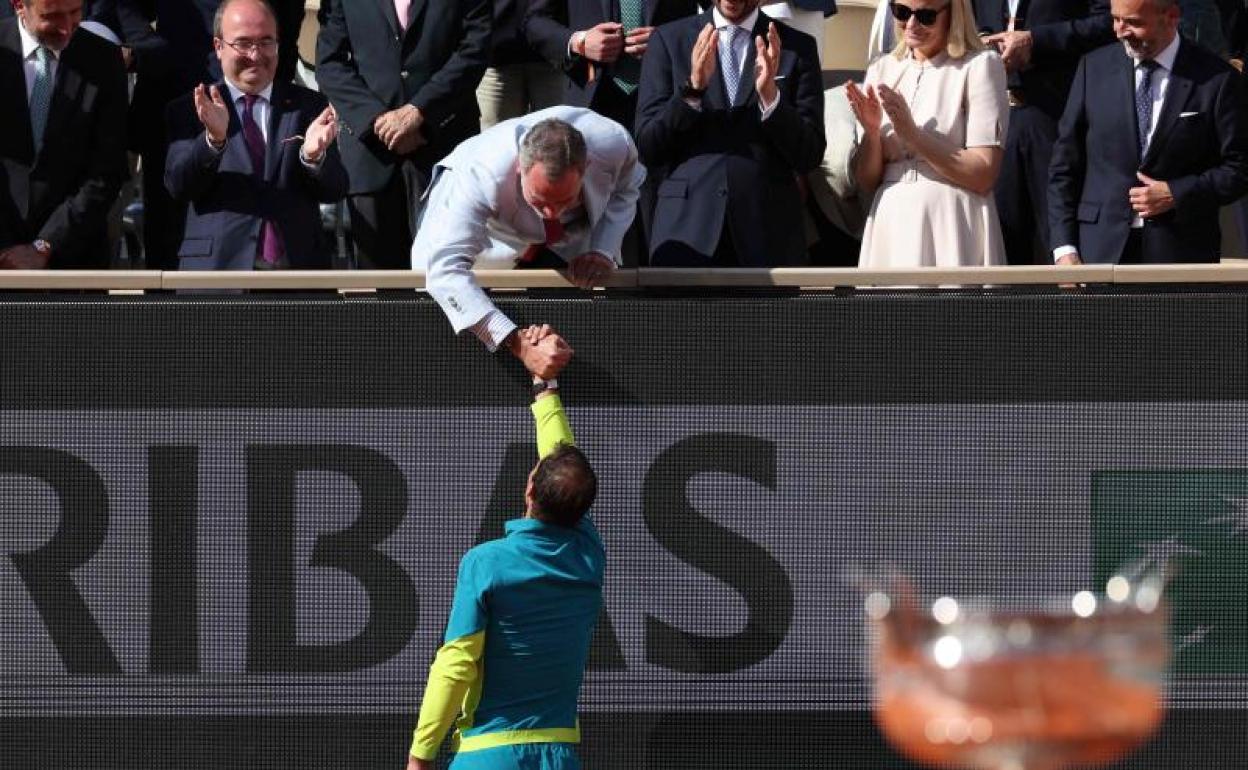 Rafa Nadal saluda a Felipe VI tras la final.