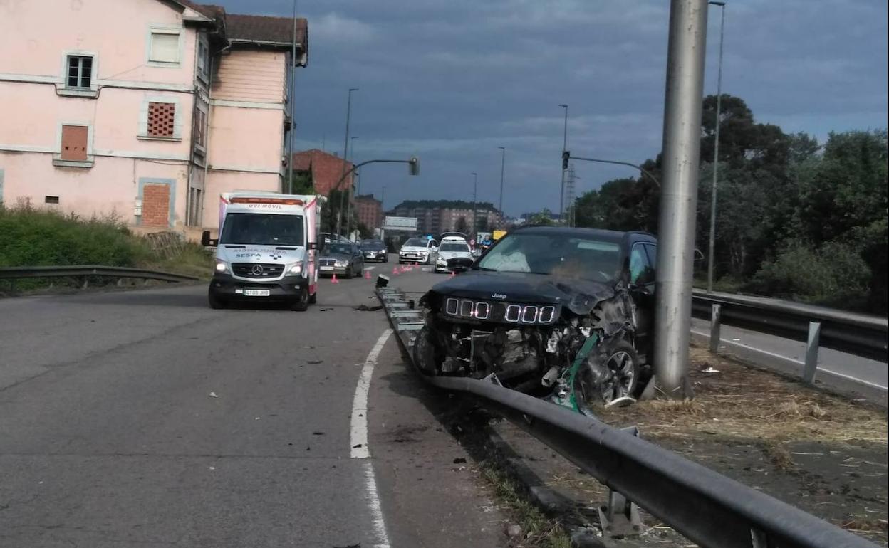 El vehículo quedó empotrado en la mediana en la avenida de Gijón. 