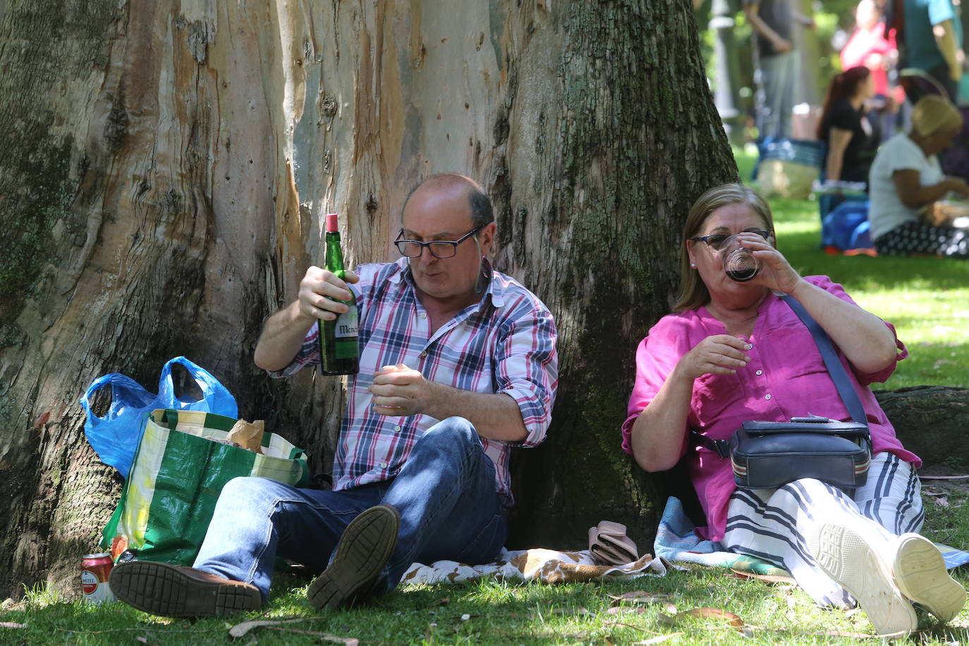 Tras dos años de parón debido a la pandemia este año se celebra el tradicional Martes de Campo en Oviedo. Se repartirán 3.800 bollos preñaos. Además la alborada musical, juegos infantiles y el concierto de la Banda de Música Municipal completan el programa de actos.