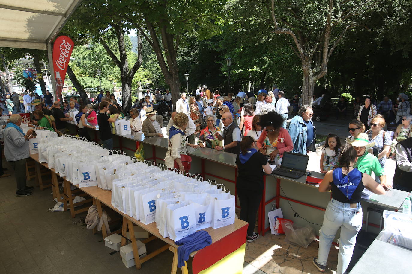 Tras dos años de parón debido a la pandemia este año se celebra el tradicional Martes de Campo en Oviedo. Se repartirán 3.800 bollos preñaos. Además la alborada musical, juegos infantiles y el concierto de la Banda de Música Municipal completan el programa de actos.