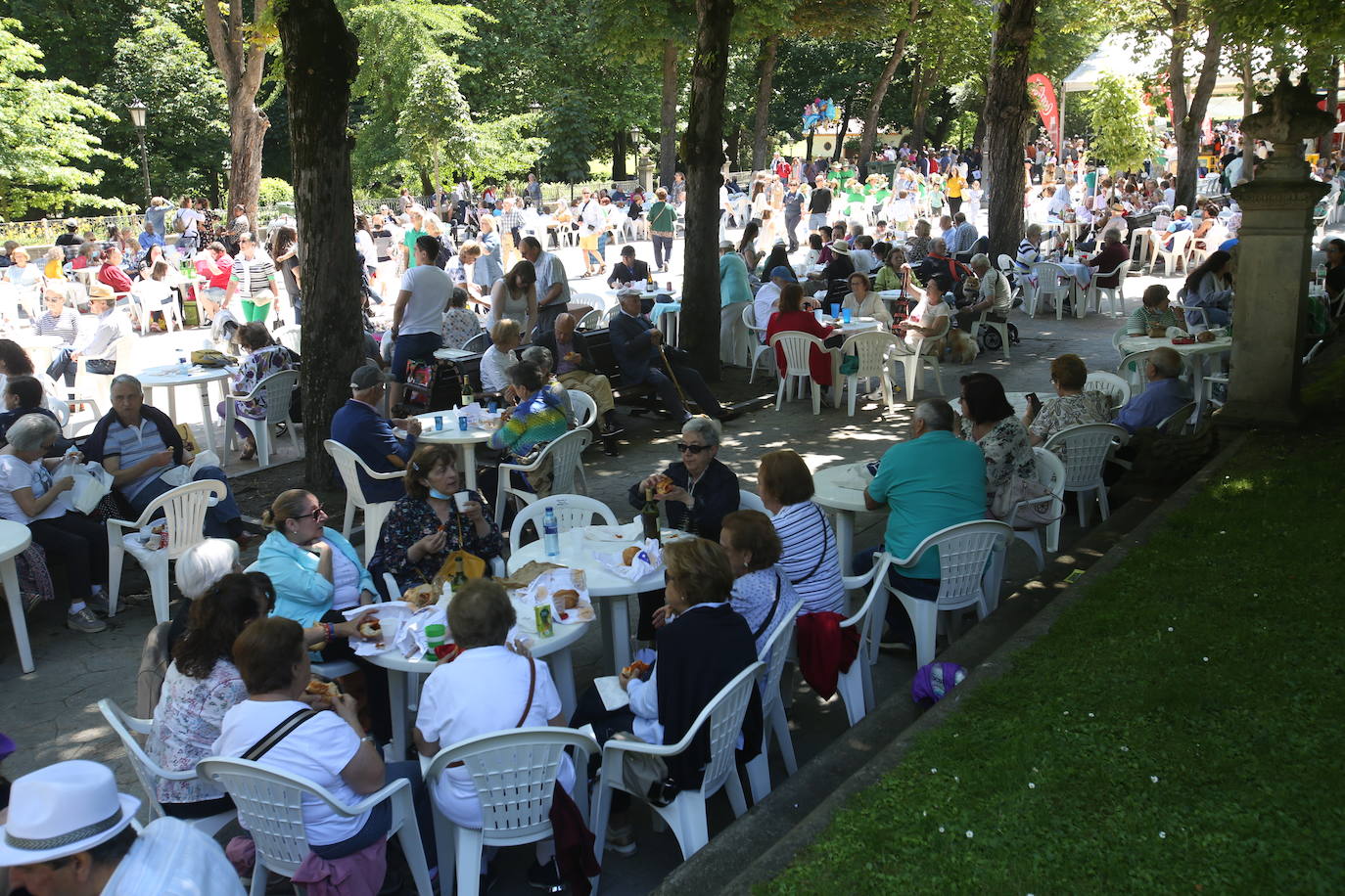 Tras dos años de parón debido a la pandemia este año se celebra el tradicional Martes de Campo en Oviedo. Se repartirán 3.800 bollos preñaos. Además la alborada musical, juegos infantiles y el concierto de la Banda de Música Municipal completan el programa de actos.