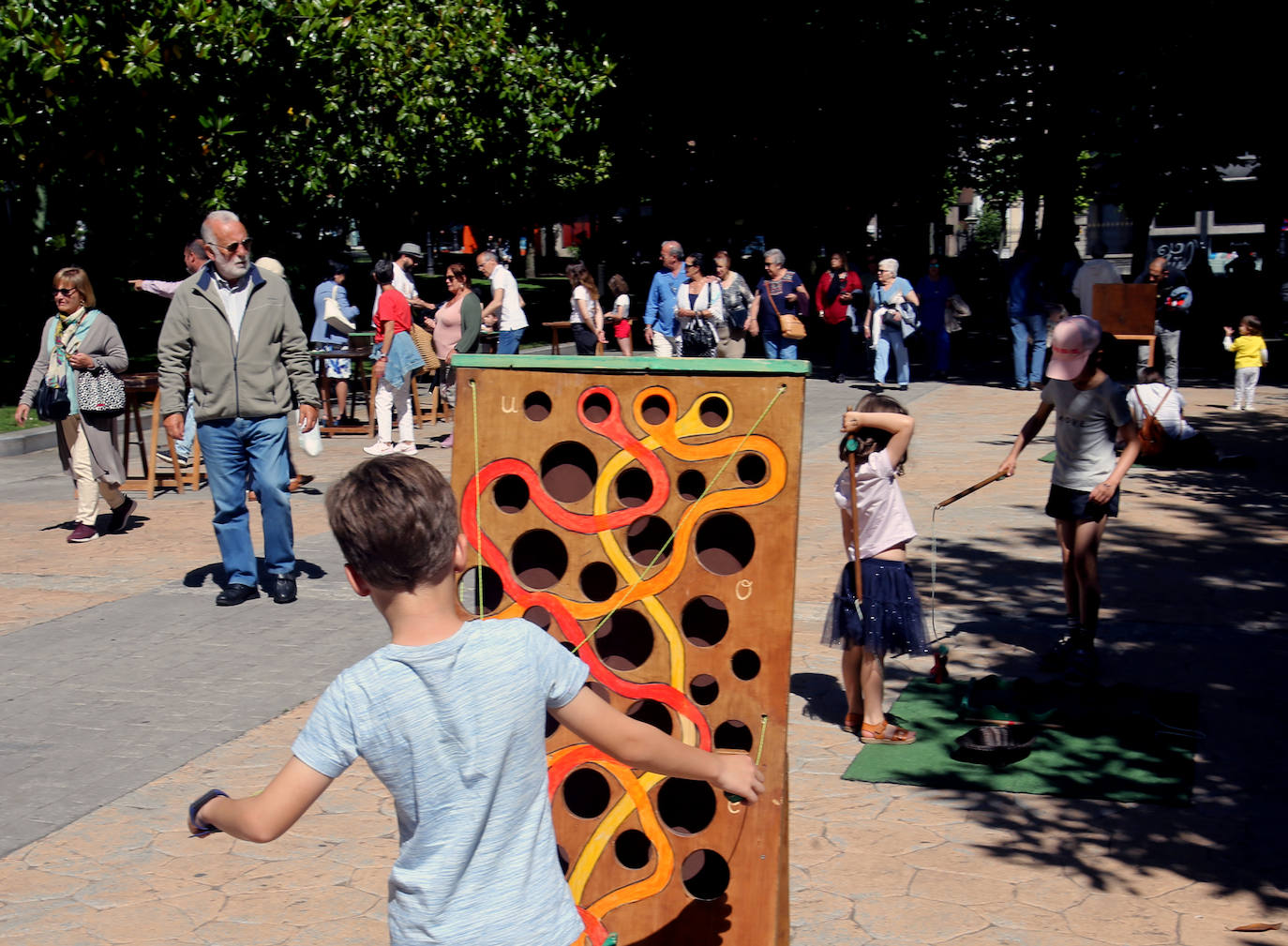 Tras dos años de parón debido a la pandemia este año se celebra el tradicional Martes de Campo en Oviedo. Se espera repartir 3.800 bollos preñaos y botellas de vino.Una alborada musical, juegos infantiles y el concierto de la Banda de Música Municipal completan el programa de actos.