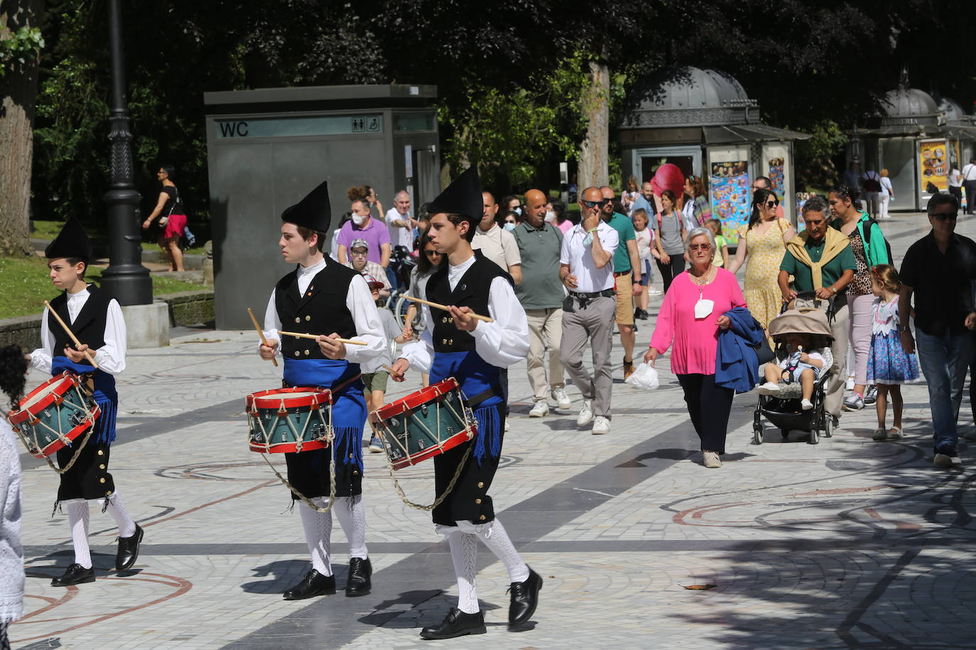 Tras dos años de parón debido a la pandemia este año se celebra el tradicional Martes de Campo en Oviedo. Se espera repartir 3.800 bollos preñaos y botellas de vino.Una alborada musical, juegos infantiles y el concierto de la Banda de Música Municipal completan el programa de actos.