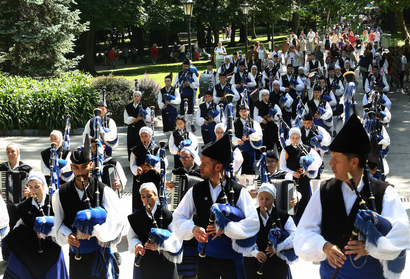 Tras dos años de parón debido a la pandemia este año se celebra el tradicional Martes de Campo en Oviedo. Se espera repartir 3.800 bollos preñaos y botellas de vino.Una alborada musical, juegos infantiles y el concierto de la Banda de Música Municipal completan el programa de actos.