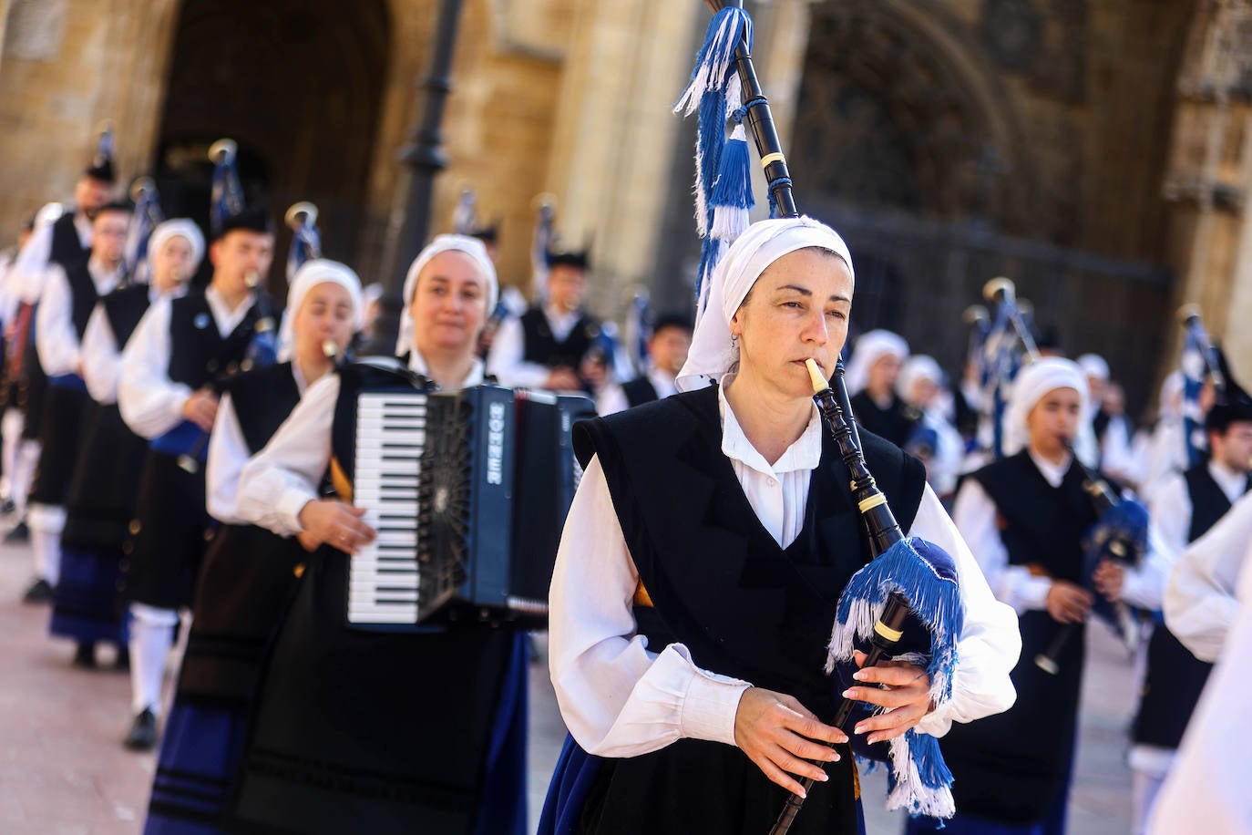 Tras dos años de parón debido a la pandemia este año se celebra el tradicional Martes de Campo en Oviedo. Se espera repartir 3.800 bollos preñaos y botellas de vino.Una alborada musical, juegos infantiles y el concierto de la Banda de Música Municipal completan el programa de actos.