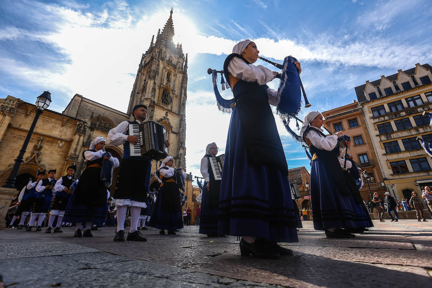 Tras dos años de parón debido a la pandemia este año se celebra el tradicional Martes de Campo en Oviedo. Se espera repartir 3.800 bollos preñaos y botellas de vino.Una alborada musical, juegos infantiles y el concierto de la Banda de Música Municipal completan el programa de actos.