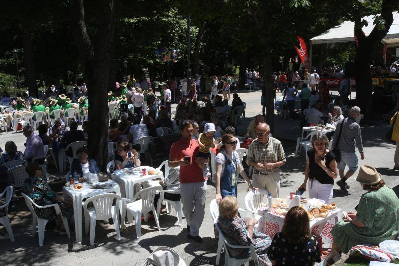 Tras dos años de parón debido a la pandemia este año se celebra el tradicional Martes de Campo en Oviedo. Se repartirán 3.800 bollos preñaos. Además la alborada musical, juegos infantiles y el concierto de la Banda de Música Municipal completan el programa de actos.