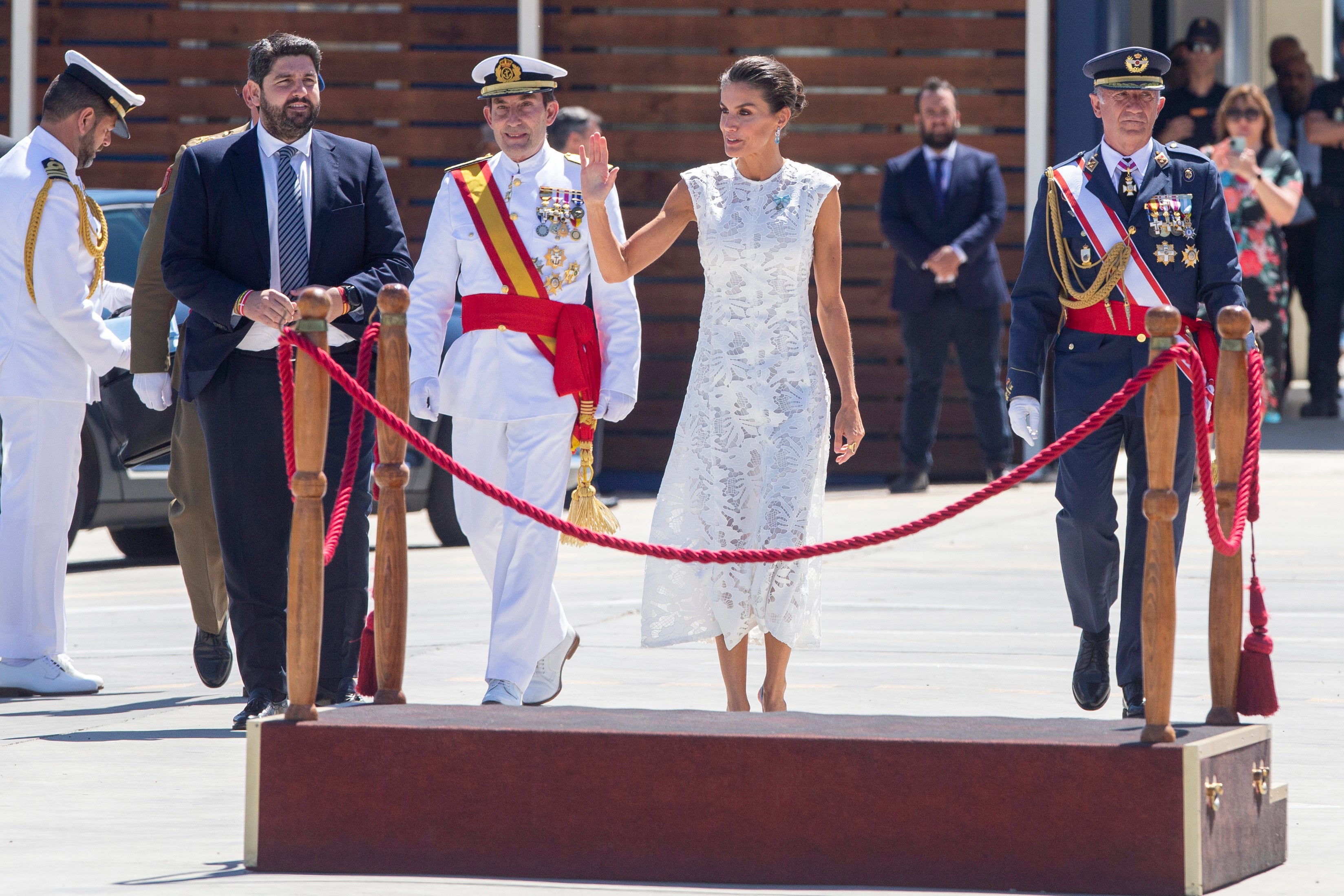 La reina Letizia ha presidido la entrega de la bandera nacional al comandante de la Fuerza de Guerra Naval Especial de Infantería de Marina, con base en La Algameca, en Cartagena. Para el acto, ha elegido un elegante vestido blanco, rompiendo con la costumbre de que las mujeres vistan de negro y con mantillas y peineta en los actos de entrega de bandera.