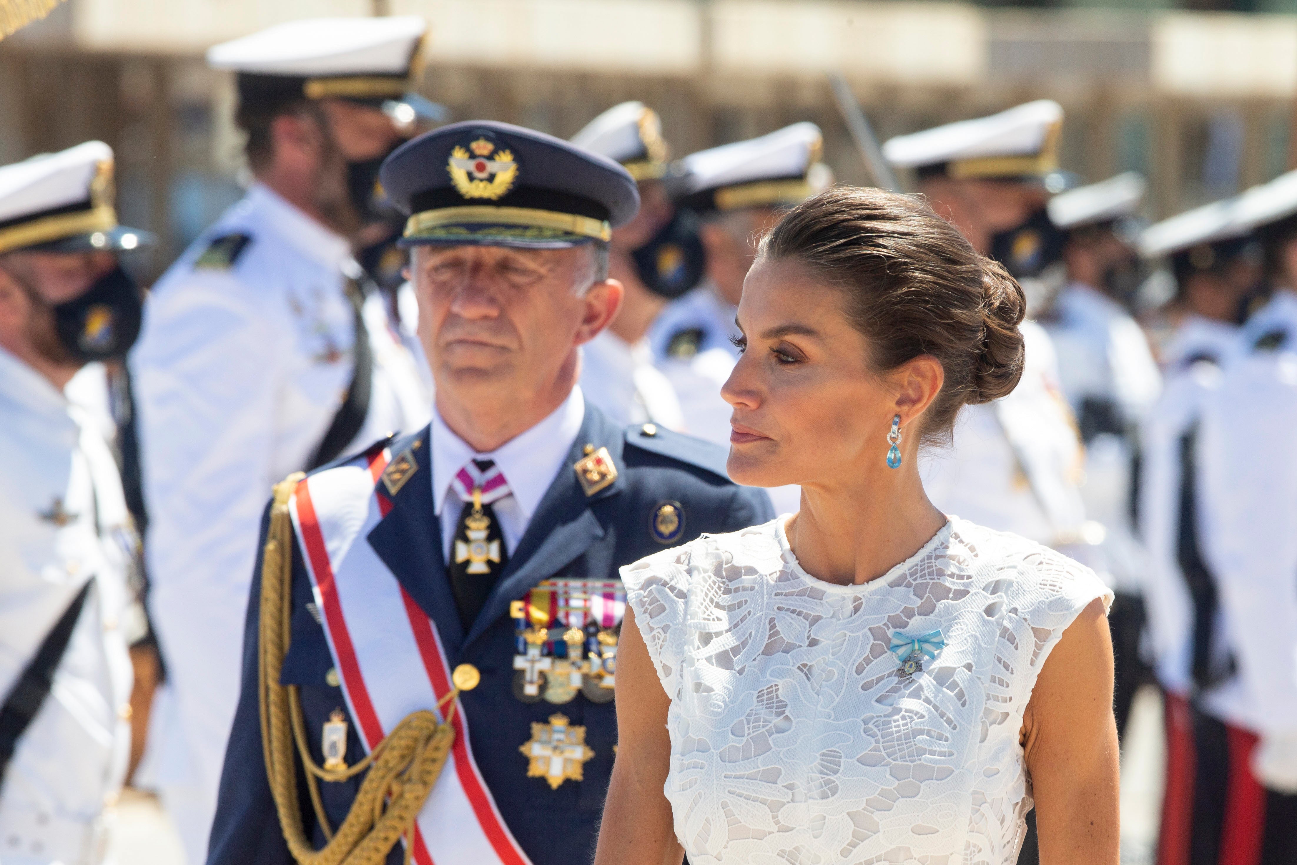 La reina Letizia ha presidido la entrega de la bandera nacional al comandante de la Fuerza de Guerra Naval Especial de Infantería de Marina, con base en La Algameca, en Cartagena. Para el acto, ha elegido un elegante vestido blanco, rompiendo con la costumbre de que las mujeres vistan de negro y con mantillas y peineta en los actos de entrega de bandera.