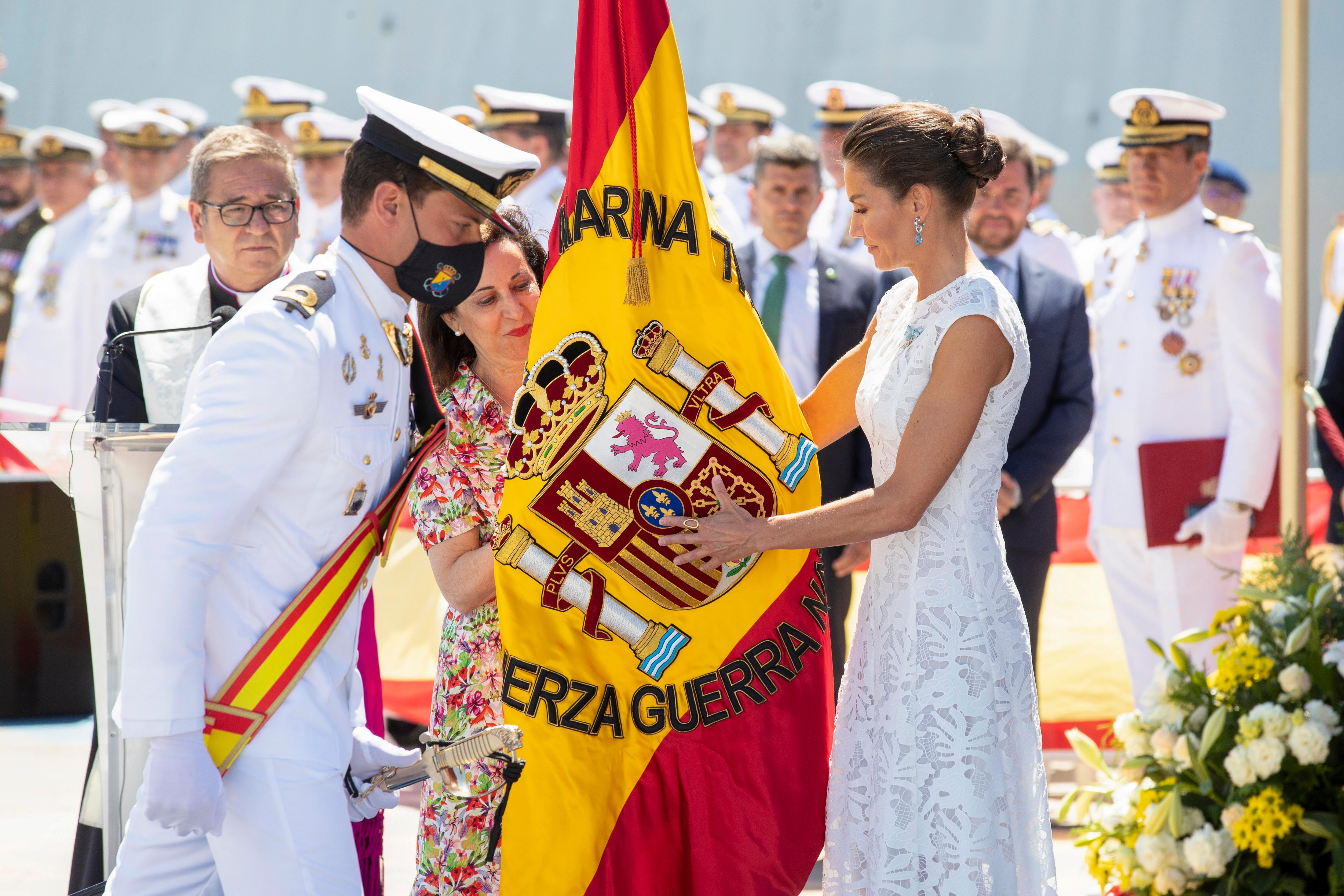 La reina Letizia ha presidido la entrega de la bandera nacional al comandante de la Fuerza de Guerra Naval Especial de Infantería de Marina, con base en La Algameca, en Cartagena. Para el acto, ha elegido un elegante vestido blanco, rompiendo con la costumbre de que las mujeres vistan de negro y con mantillas y peineta en los actos de entrega de bandera.