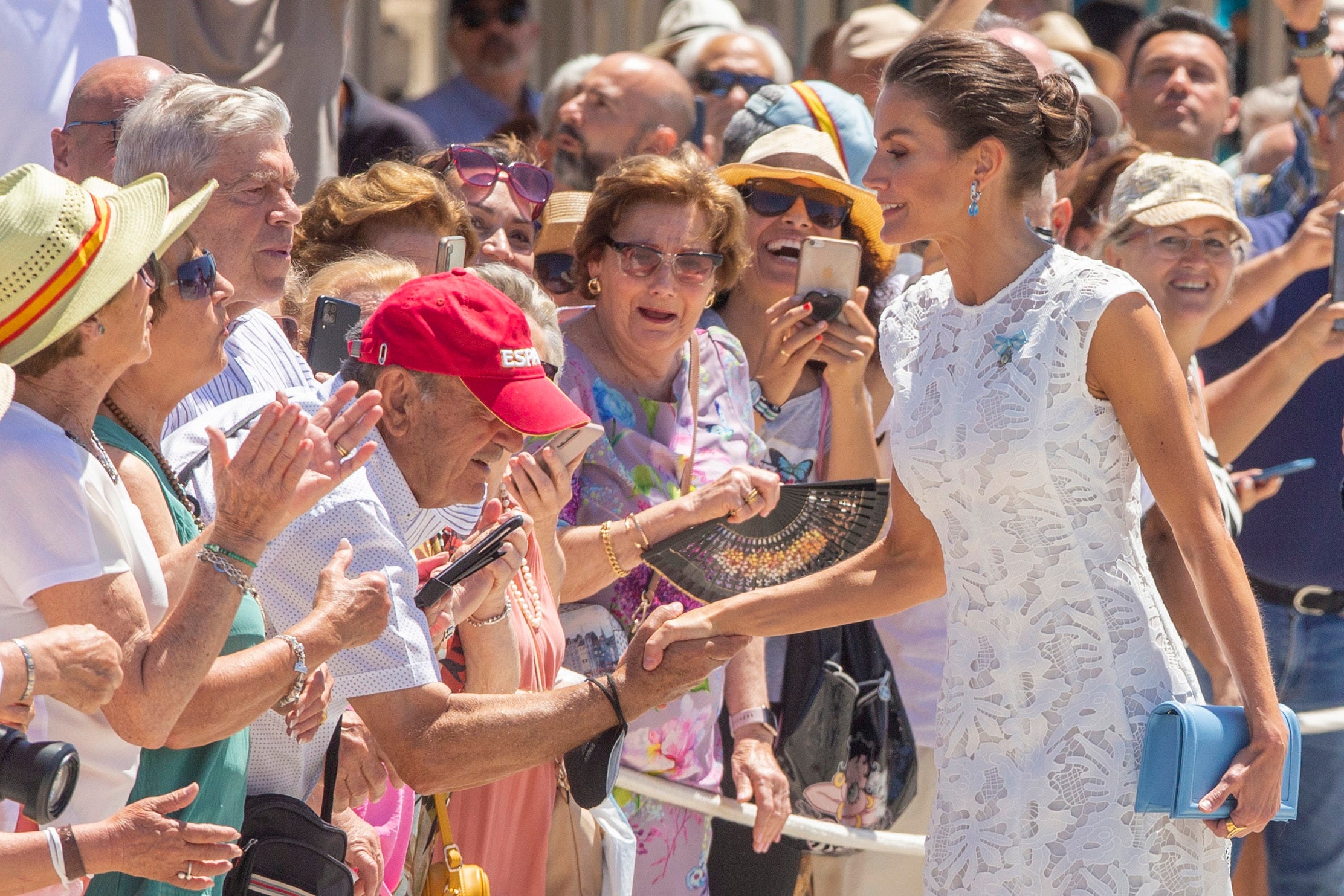 La reina Letizia ha presidido la entrega de la bandera nacional al comandante de la Fuerza de Guerra Naval Especial de Infantería de Marina, con base en La Algameca, en Cartagena. Para el acto, ha elegido un elegante vestido blanco, rompiendo con la costumbre de que las mujeres vistan de negro y con mantillas y peineta en los actos de entrega de bandera.