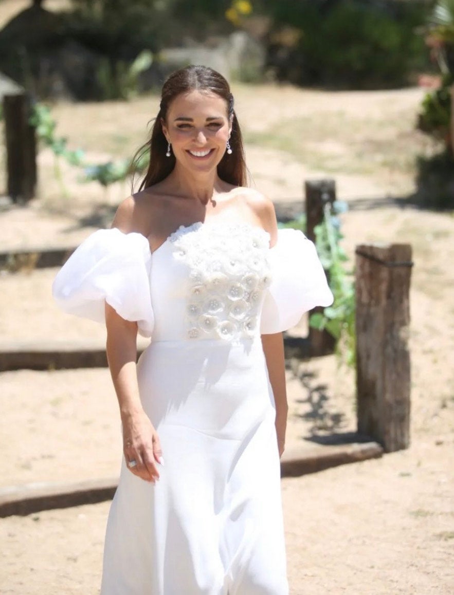 La actriz eligió un diseño blanco para la ocasión. 